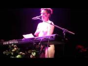 Amanda Palmer gets naked whilst Serenading the Daily Mail